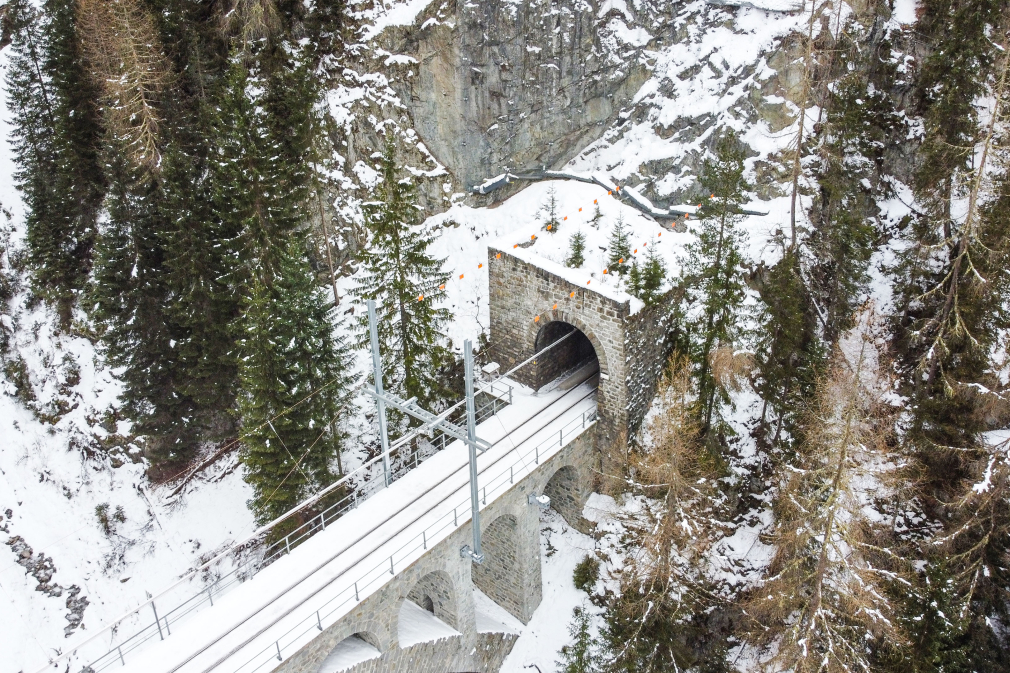 Tunnselsanierung CHE_Zugang-ueber-Viadukt-Portal-Seite-Zernez