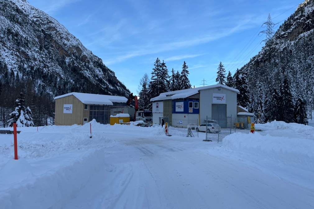 Touatunnel-Installationsplatz-mit-Werkstatthalle-und-Baubüro