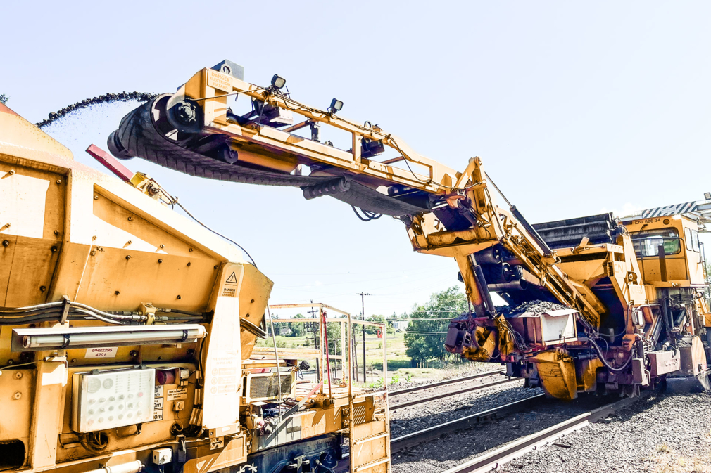 Railroad-Yard-Cleaner-transfering-Iron-Ore-Pellets-from-track-into-RSNA-MHDT