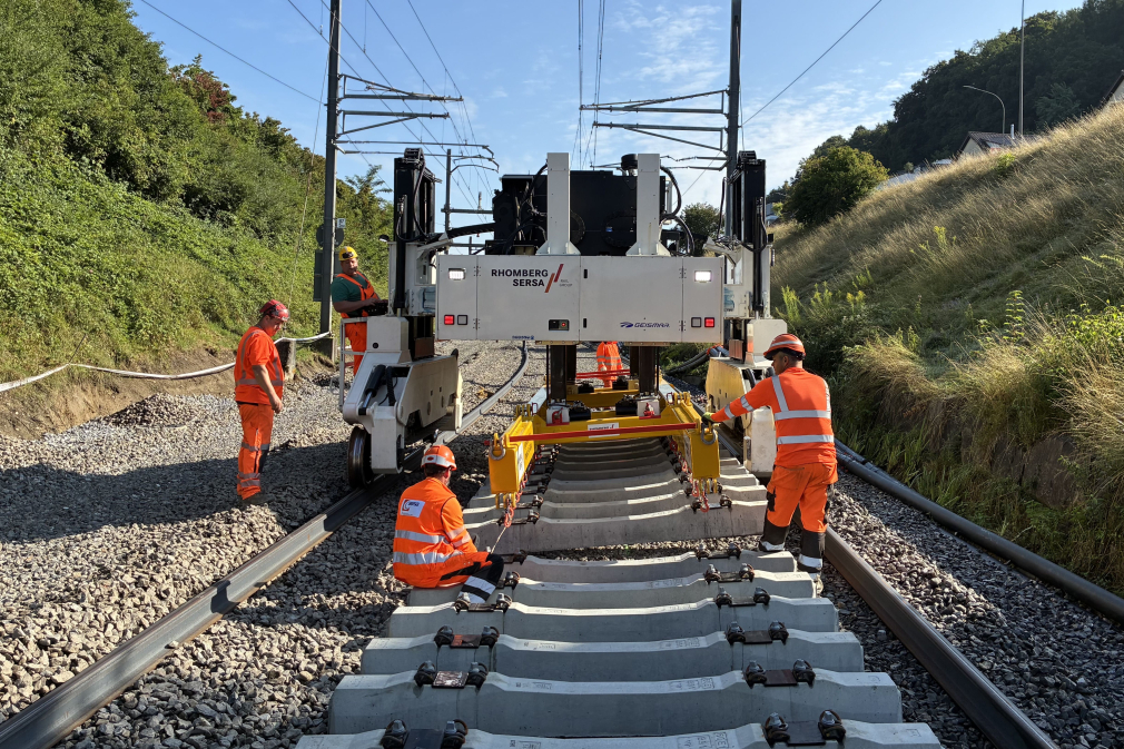 ZW-Portalkran Geismar ECTR 4640 bei der Schwellenablage (Projekt Thörishaus-Flamatt, Thörishaus CH) 03