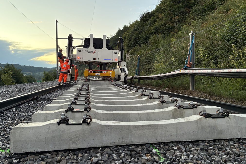 ZW-Portalkran Geismar ECTR 4640 bei der Schwellenablage (Projekt Thörishaus-Flamatt, Flamatt CH) 06