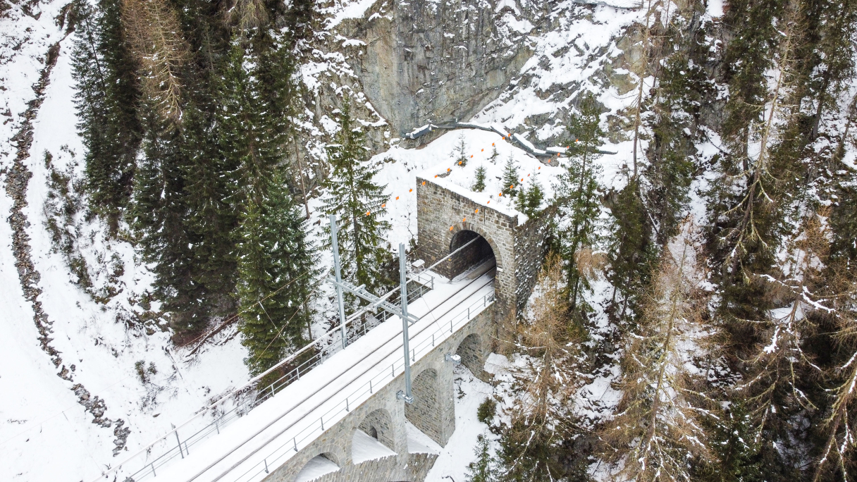 Tunnselsanierung CHE_Zugang-ueber-Viadukt-Portal-Seite-Zernez.jpg