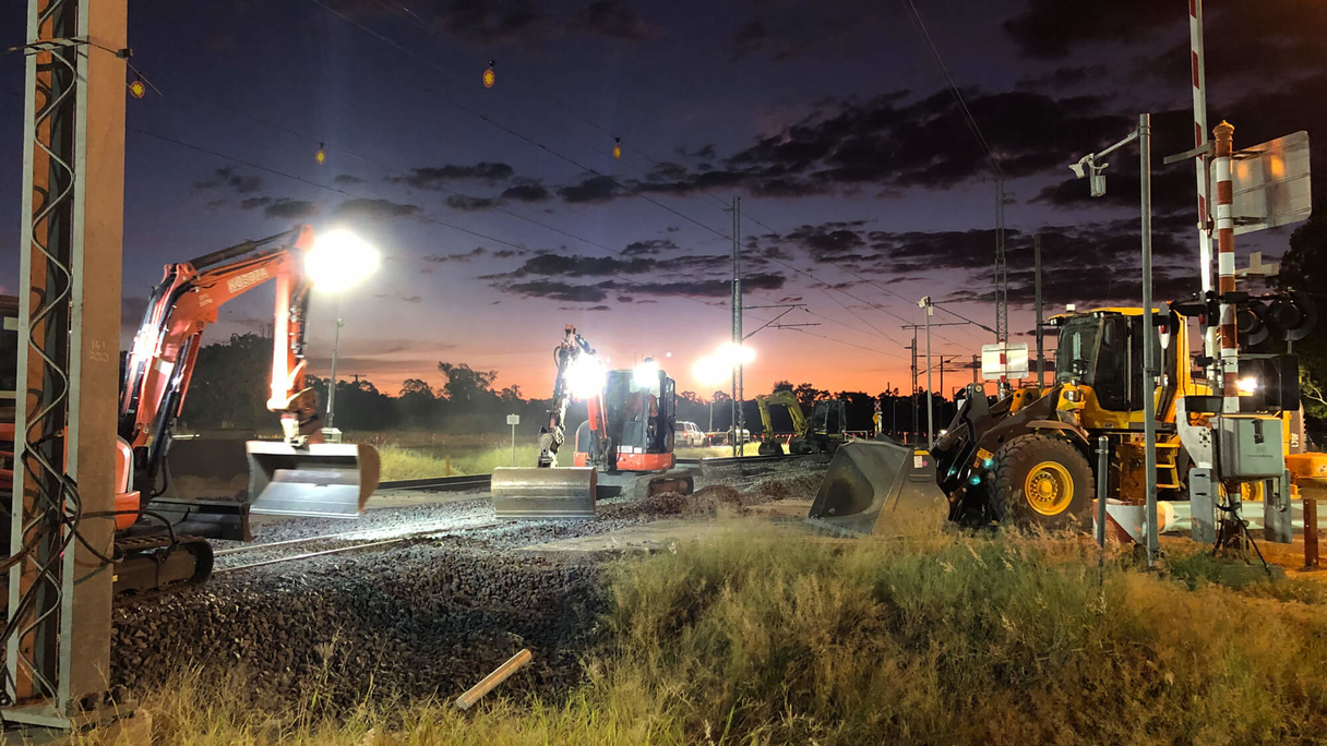 Gleis Baustelle Bagger Nacht.jpg