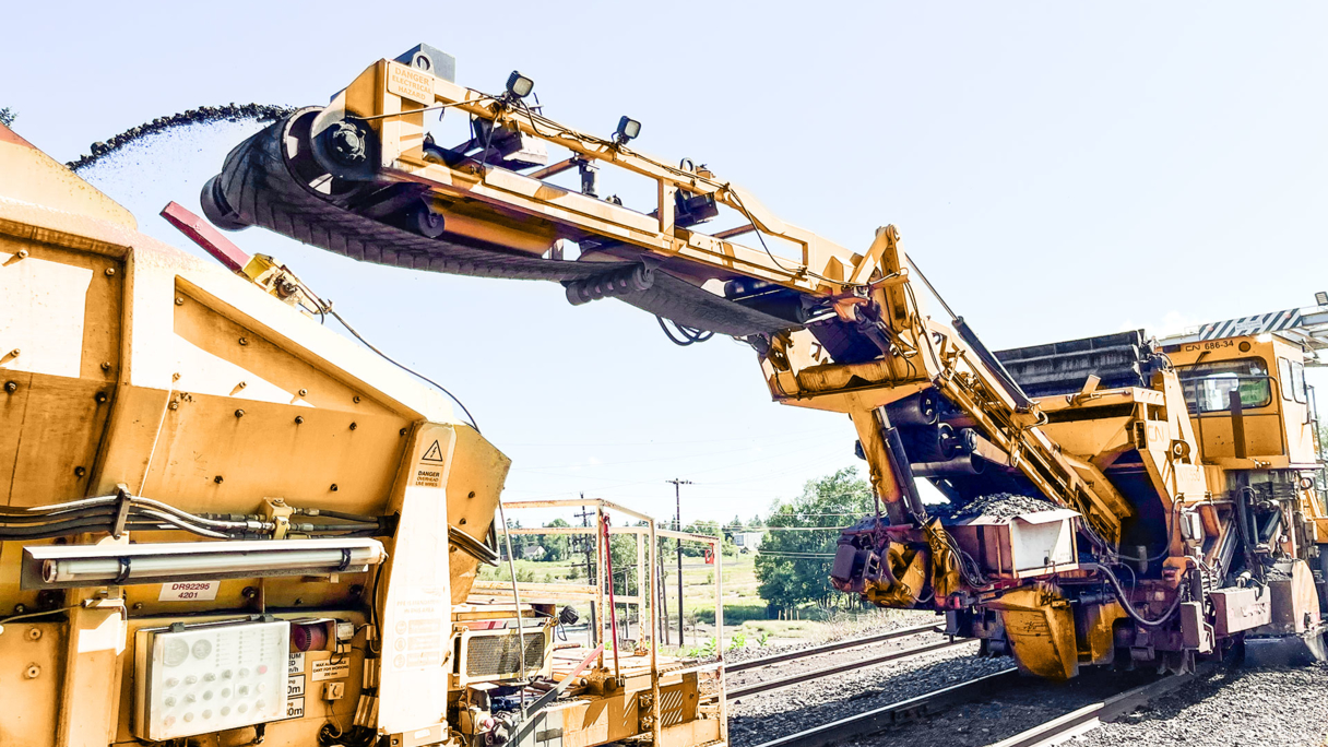 Railroad-Yard-Cleaner-transfering-Iron-Ore-Pellets-from-track-into-RSNA-MHDT.jpg