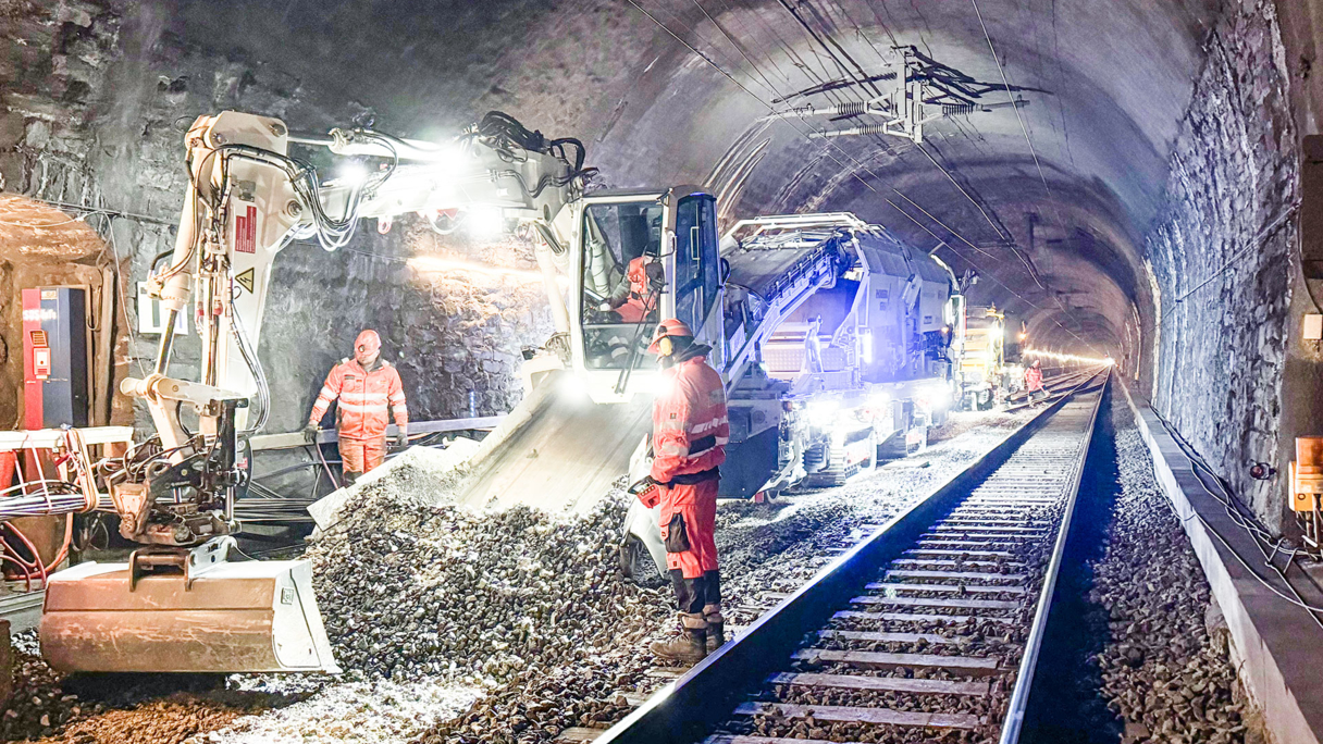 Fahrbahnerneuerung im Lötschberg-Scheiteltunnel (1).jpg