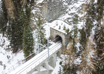 Tunnselsanierung CHE_Zugang-ueber-Viadukt-Portal-Seite-Zernez
