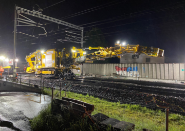 Maschine-auf-Gleis-bei-Nacht