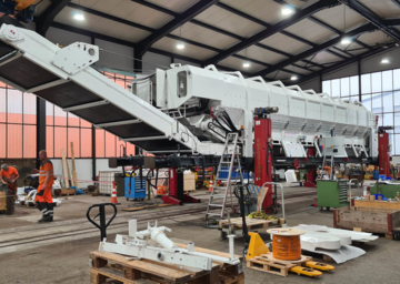 Maschine-und-Arbeiter-in-Halle