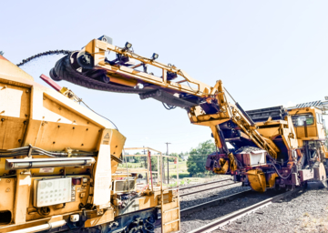 Railroad-Yard-Cleaner-transfering-Iron-Ore-Pellets-from-track-into-RSNA-MHDT