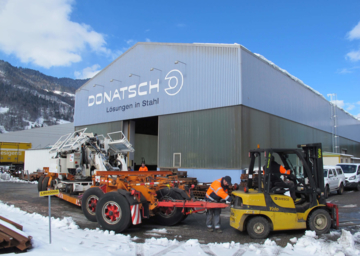 Donatsch-Hubstapler-vor-Halle