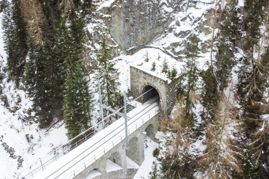 Tunnselsanierung CHE_Zugang-ueber-Viadukt-Portal-Seite-Zernez