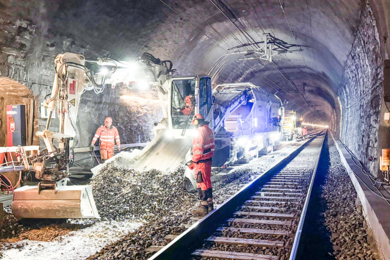Fahrbahnerneuerung im Lötschberg-Scheiteltunnel (1)