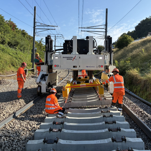 ZW-Portalkran Geismar ECTR 4640 bei der Schwellenablage (Projekt Thörishaus-Flamatt, Thörishaus CH) 03