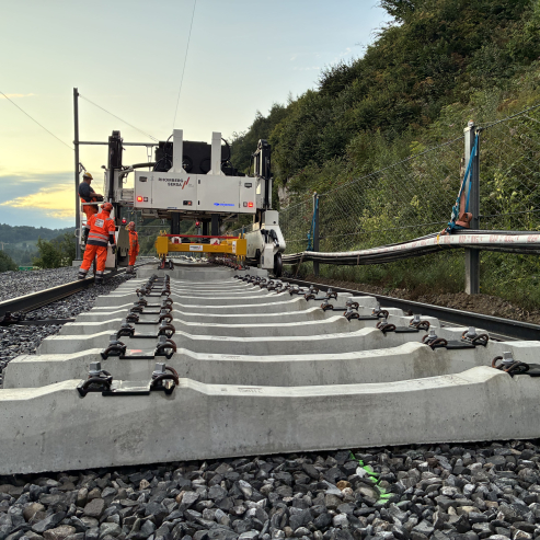 ZW-Portalkran Geismar ECTR 4640 bei der Schwellenablage (Projekt Thörishaus-Flamatt, Flamatt CH) 06